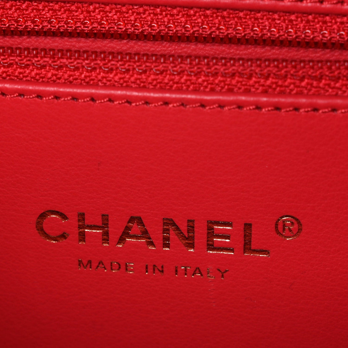 Caviar Quilted Medium CC Filigree Vanity Case Red